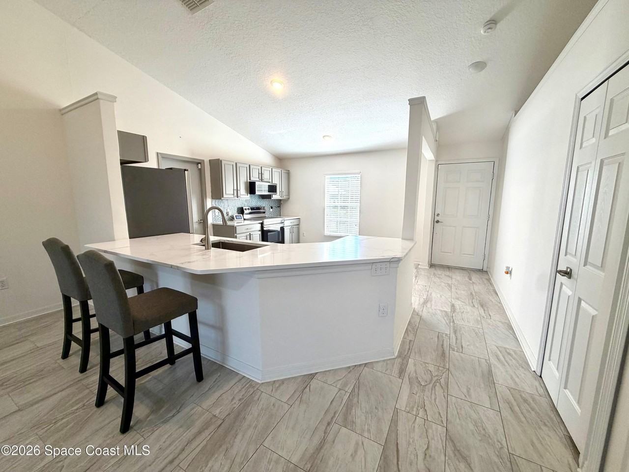 160 Eureka Ave Ne - Photo 6 of 26