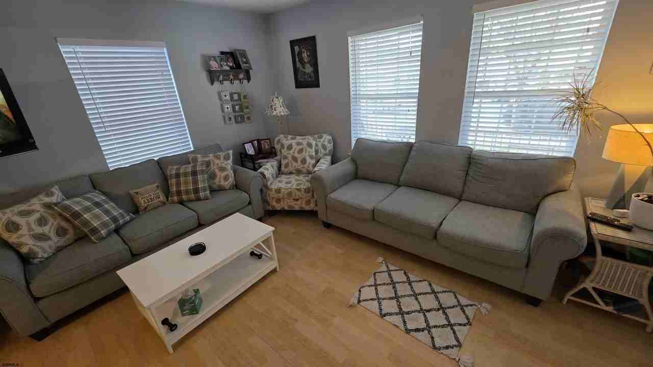 9604 Ventnor Ave - Photo 4 of 16