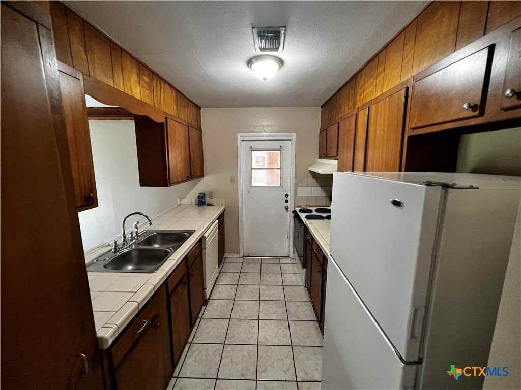 1004 Hillyer St - Photo 4 of 13