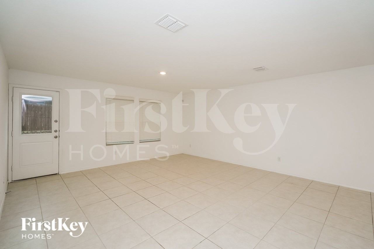 14841 Firerock Rd - Photo 3 of 19
