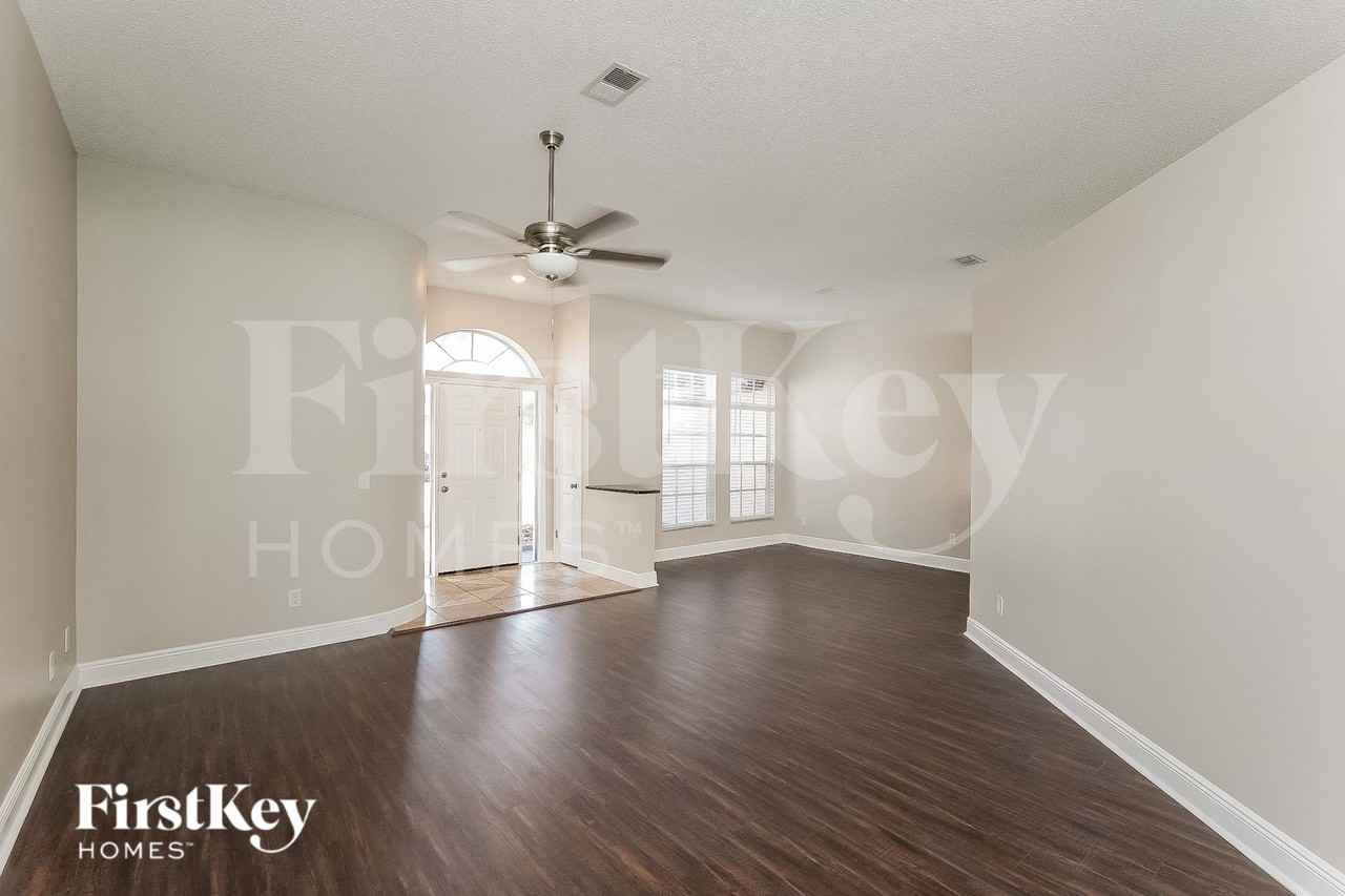 28721 Cottagewood Dr - Photo 2 of 16