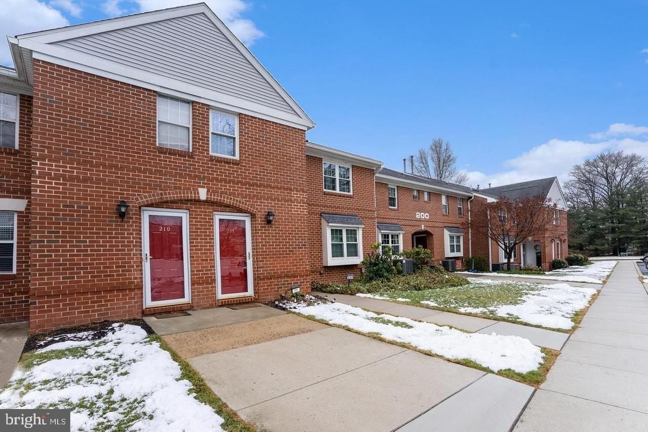 750 E Marshall St Apt 211 - Photo 2 of 30