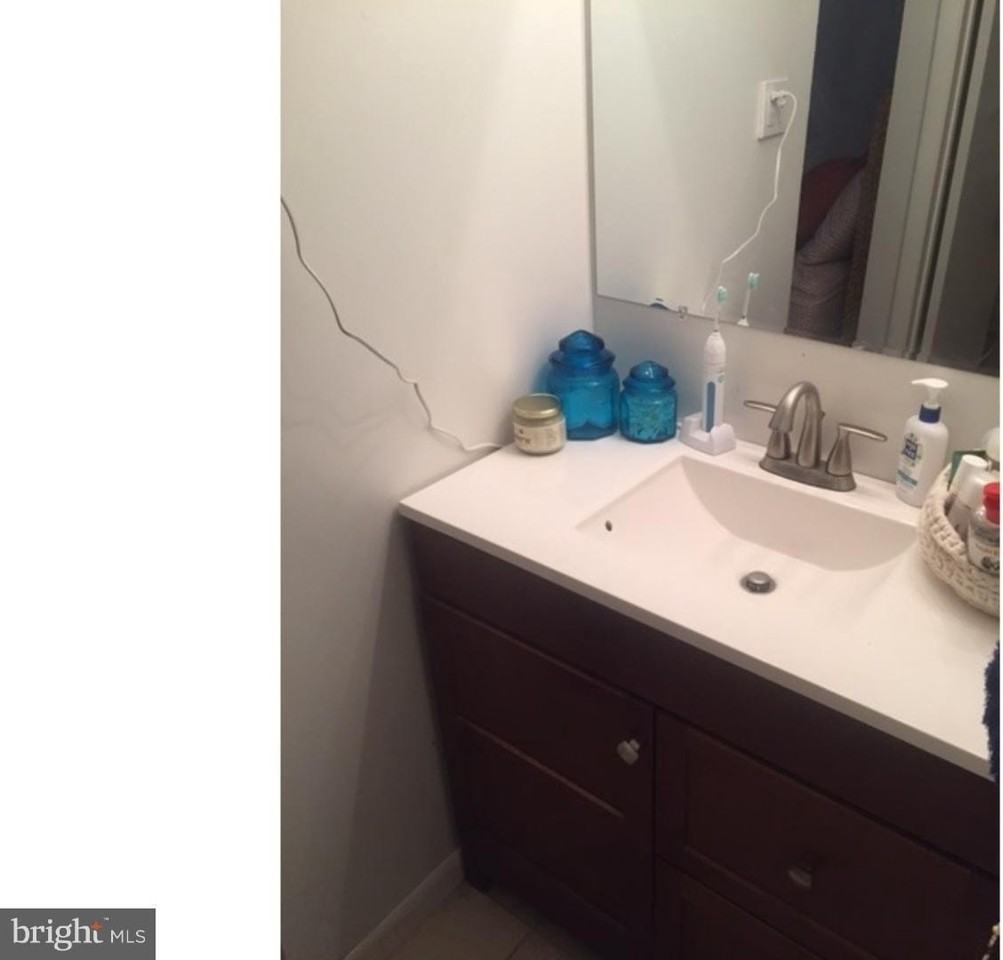 238 Catharine St Unit 2 - Photo 6 of 8