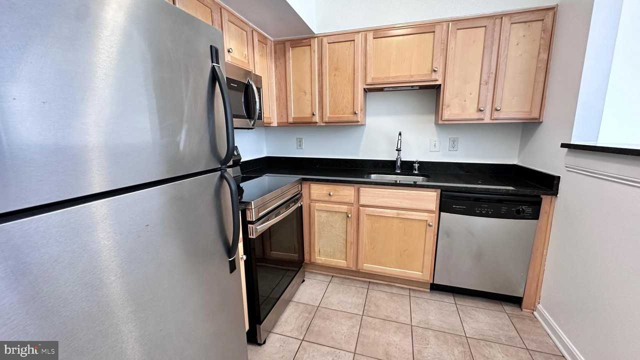 1001 N Randolph St Apt 110 - Photo 3 of 35