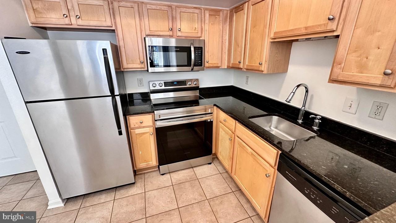 1001 N Randolph St Apt 110 - Photo 4 of 35