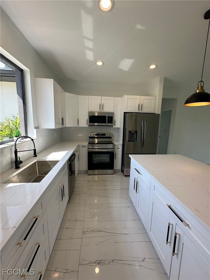 1049 Citrus Ave S - Photo 2 of 12