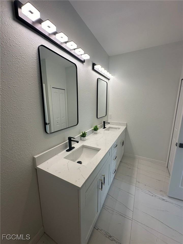 1049 Citrus Ave S - Photo 4 of 12