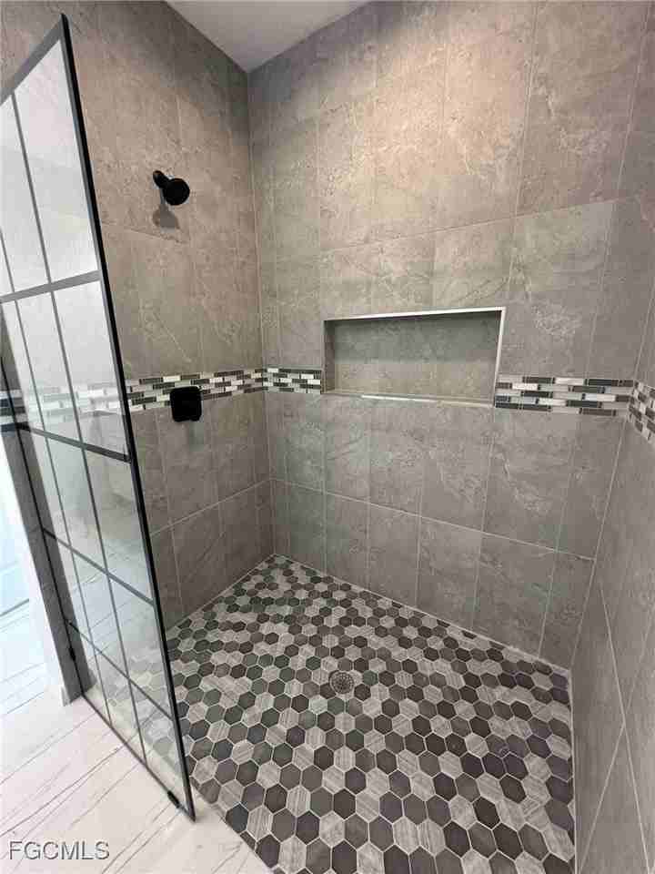 1049 Citrus Ave S - Photo 5 of 12