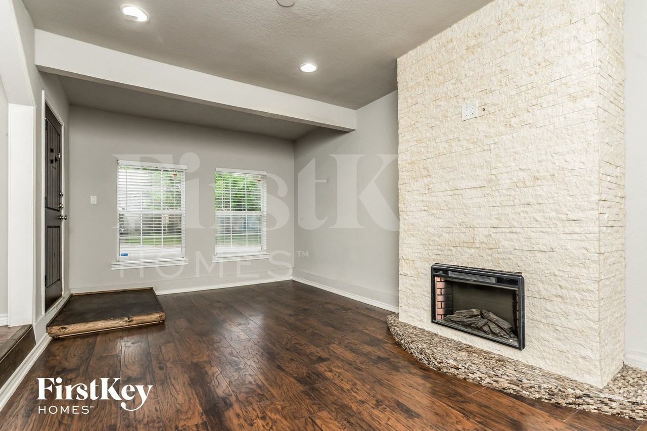 11517 Fernald Ave - Photo 3 of 15