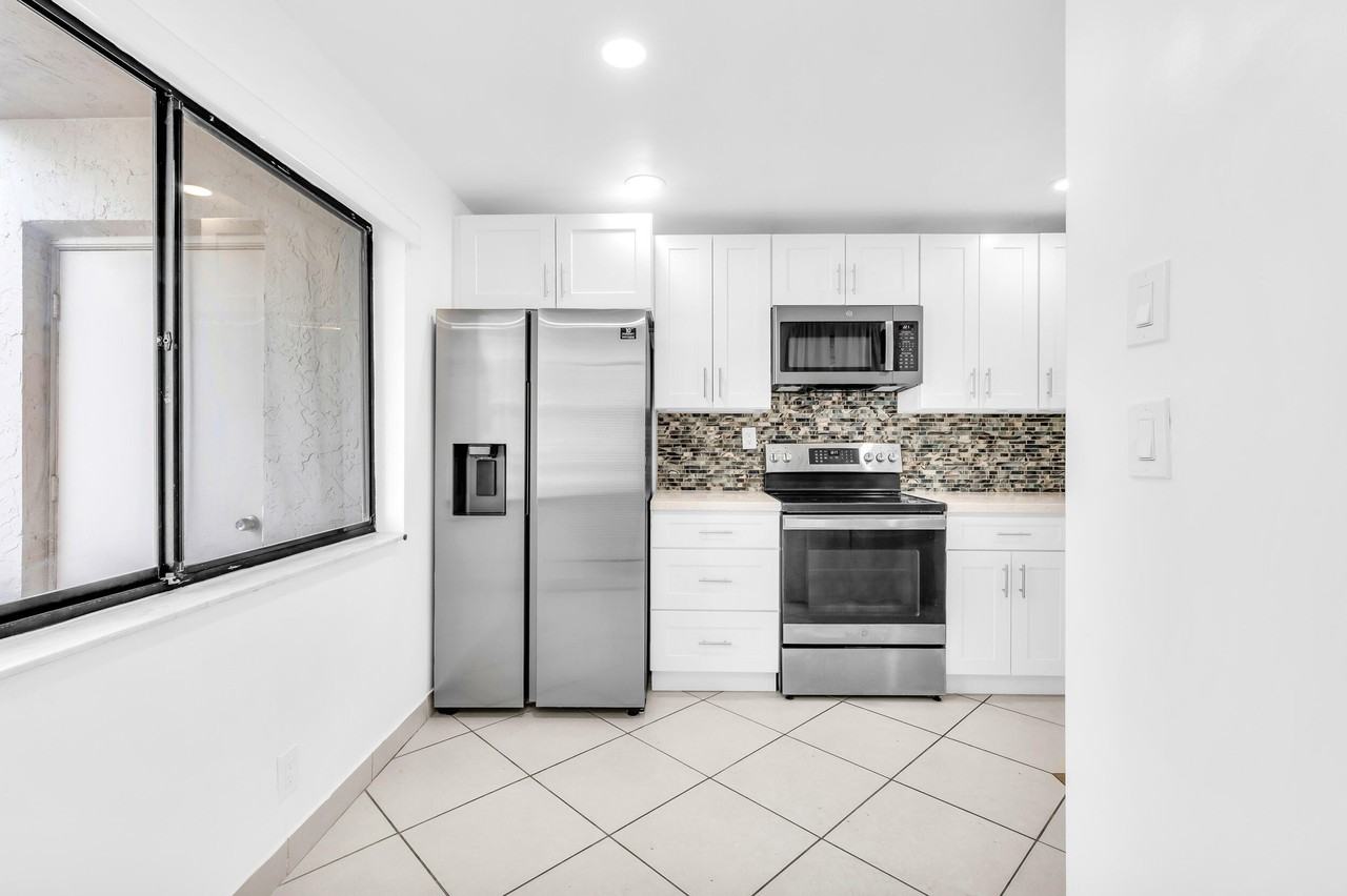 153 W Laurel Dr #1003 - Photo 2 of 15