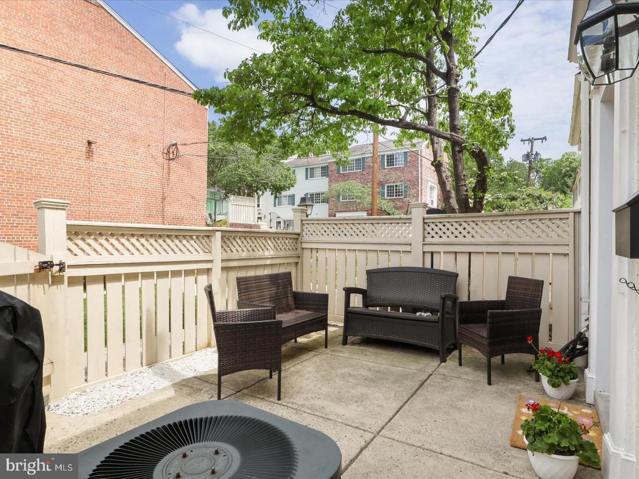 1407 N Van Dorn St - Photo 3 of 36