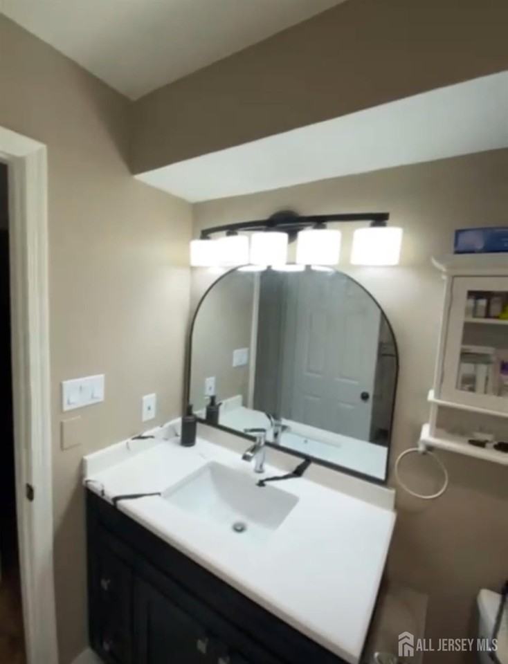 111 Lloyd Ct - Photo 2 of 15