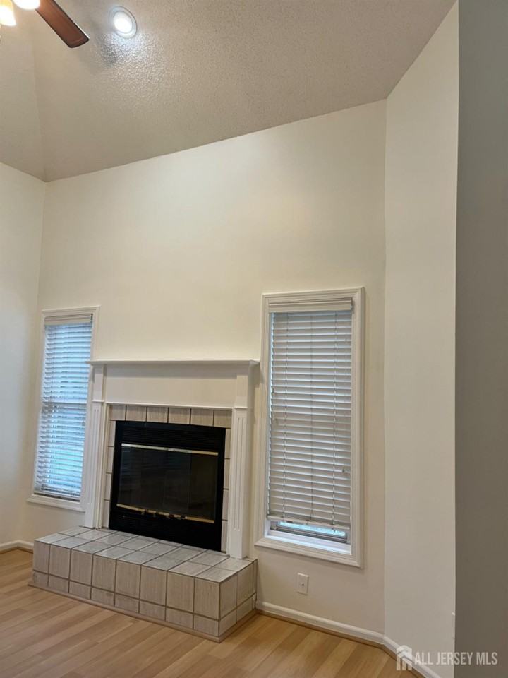 111 Lloyd Ct - Photo 4 of 15