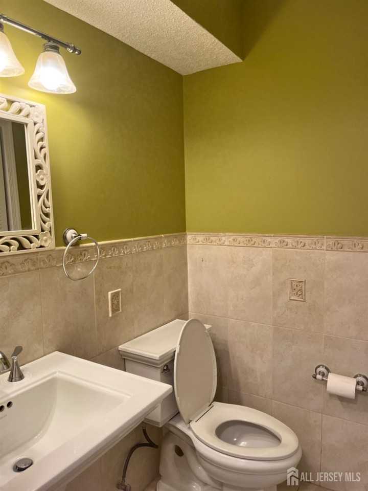 111 Lloyd Ct - Photo 5 of 15