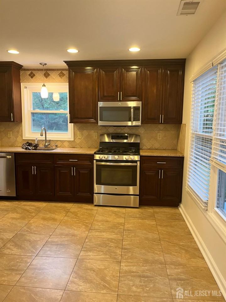 111 Lloyd Ct - Photo 6 of 15