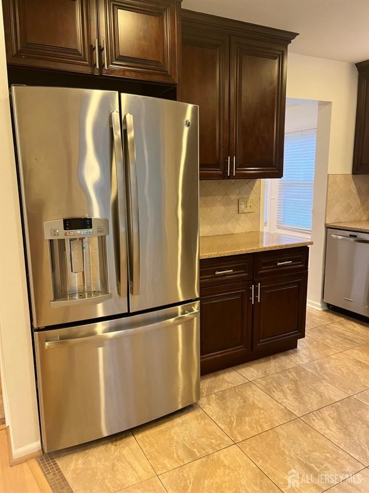 111 Lloyd Ct - Photo 7 of 15