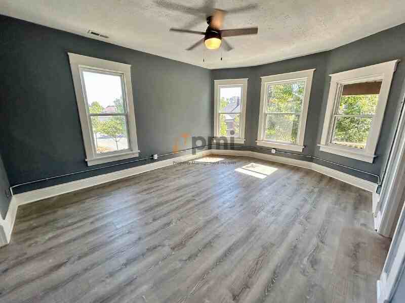 416 E 9th St #2 - Photo 4 of 27