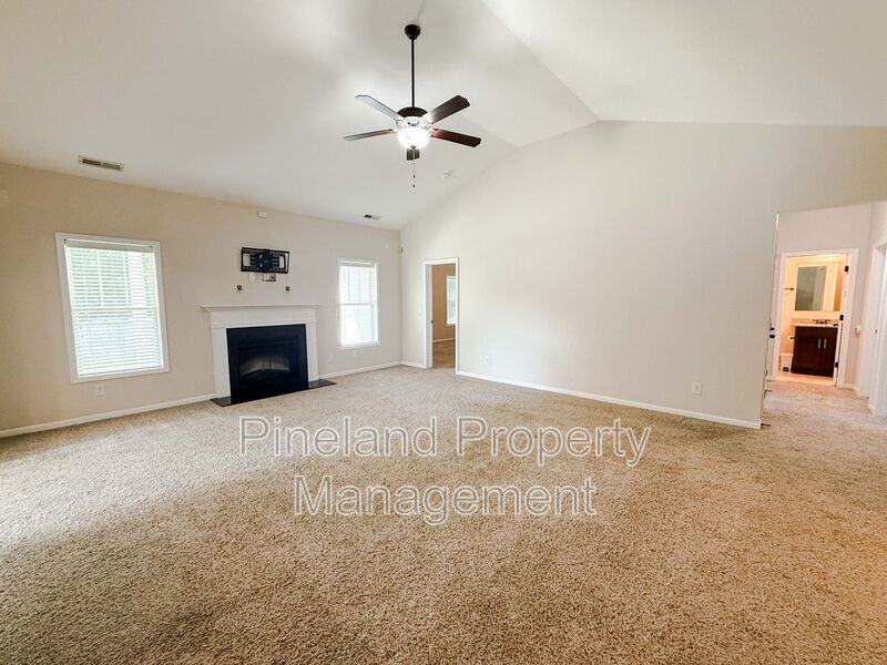 728 Roanoke Dr - Photo 2 of 20