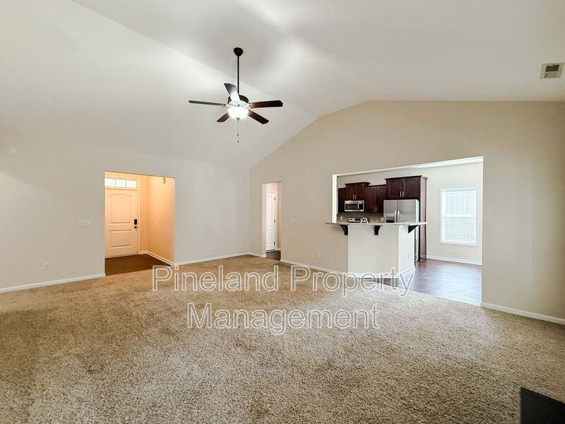 728 Roanoke Dr - Photo 3 of 20