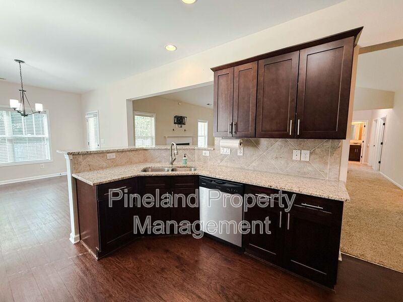 728 Roanoke Dr - Photo 5 of 20