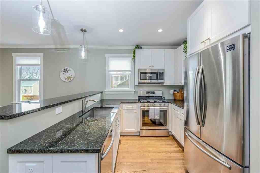 21 Bayview Ave - Photo 3 of 13