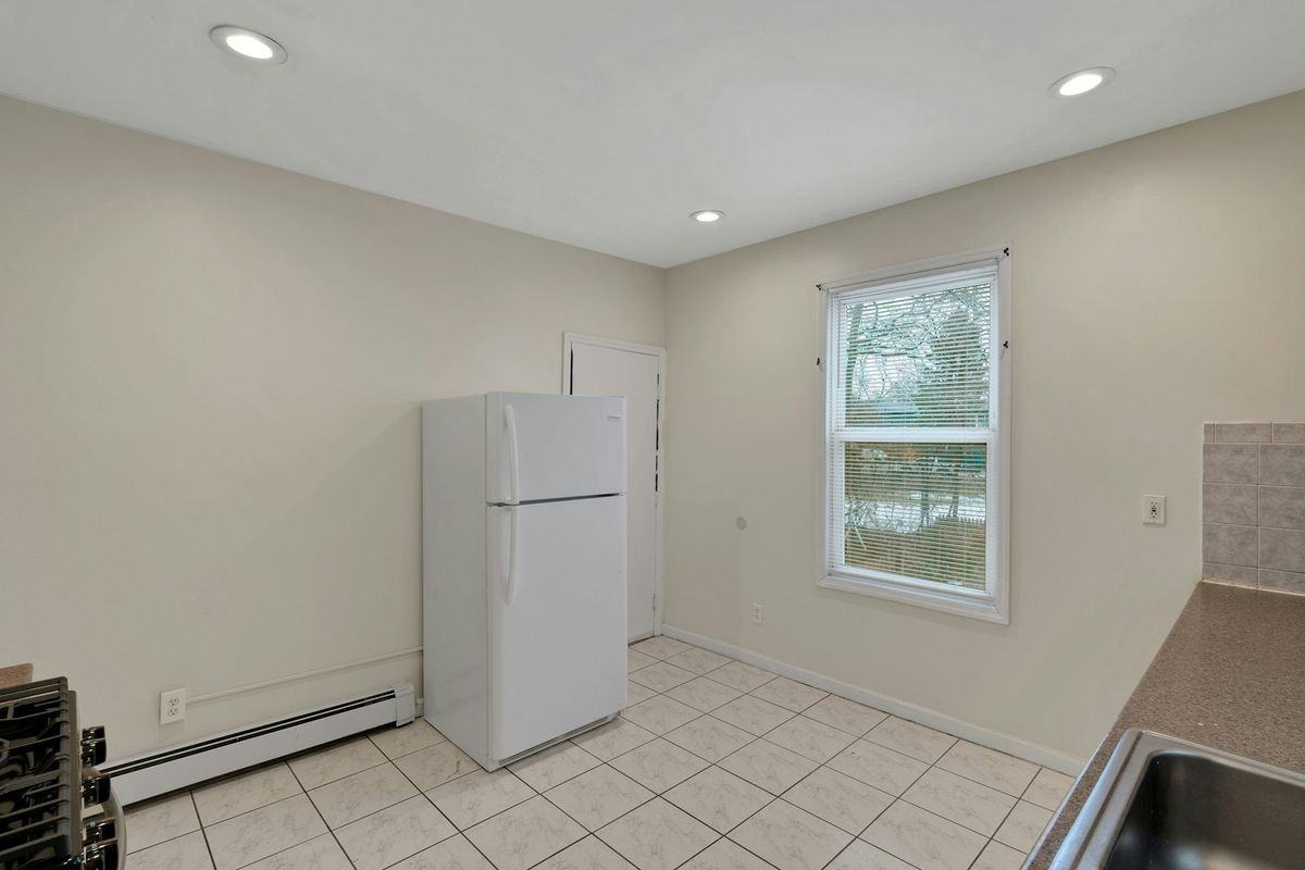 496 21st St - Photo 4 of 14