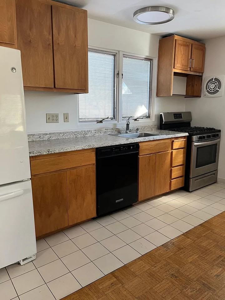 511 Farmington Ave - Photo 2 of 7