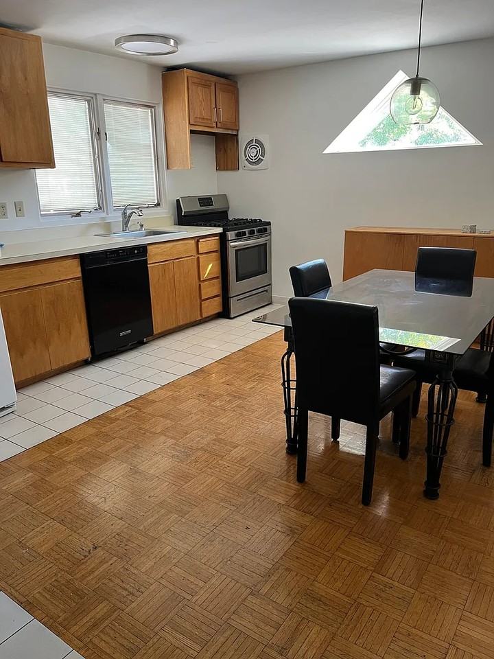 511 Farmington Ave - Photo 5 of 7