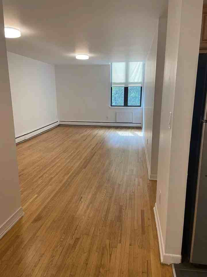 1000 Clinton St - Photo 4 of 6