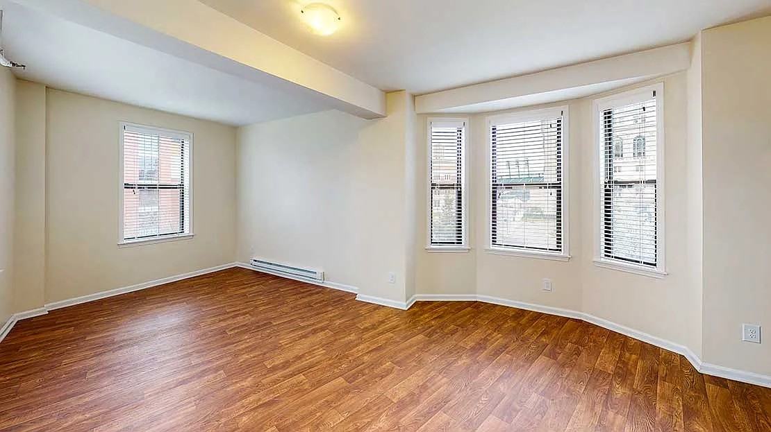 1538 Centre St - Photo 2 of 8