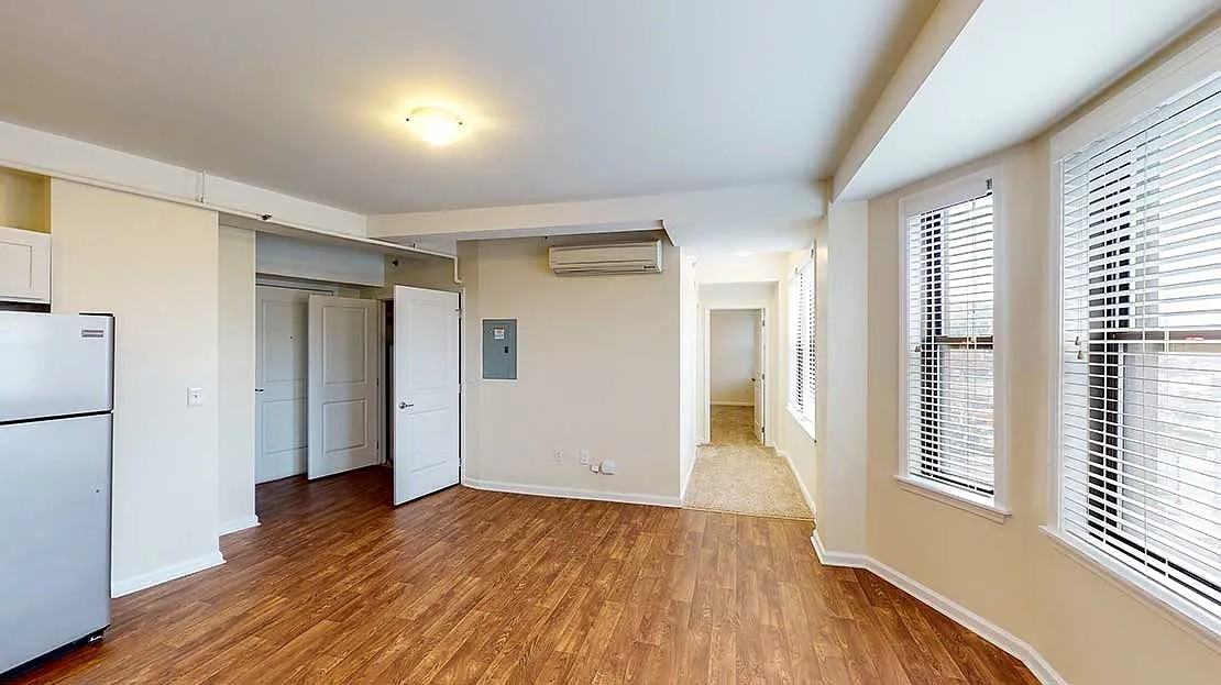 1538 Centre St - Photo 4 of 8