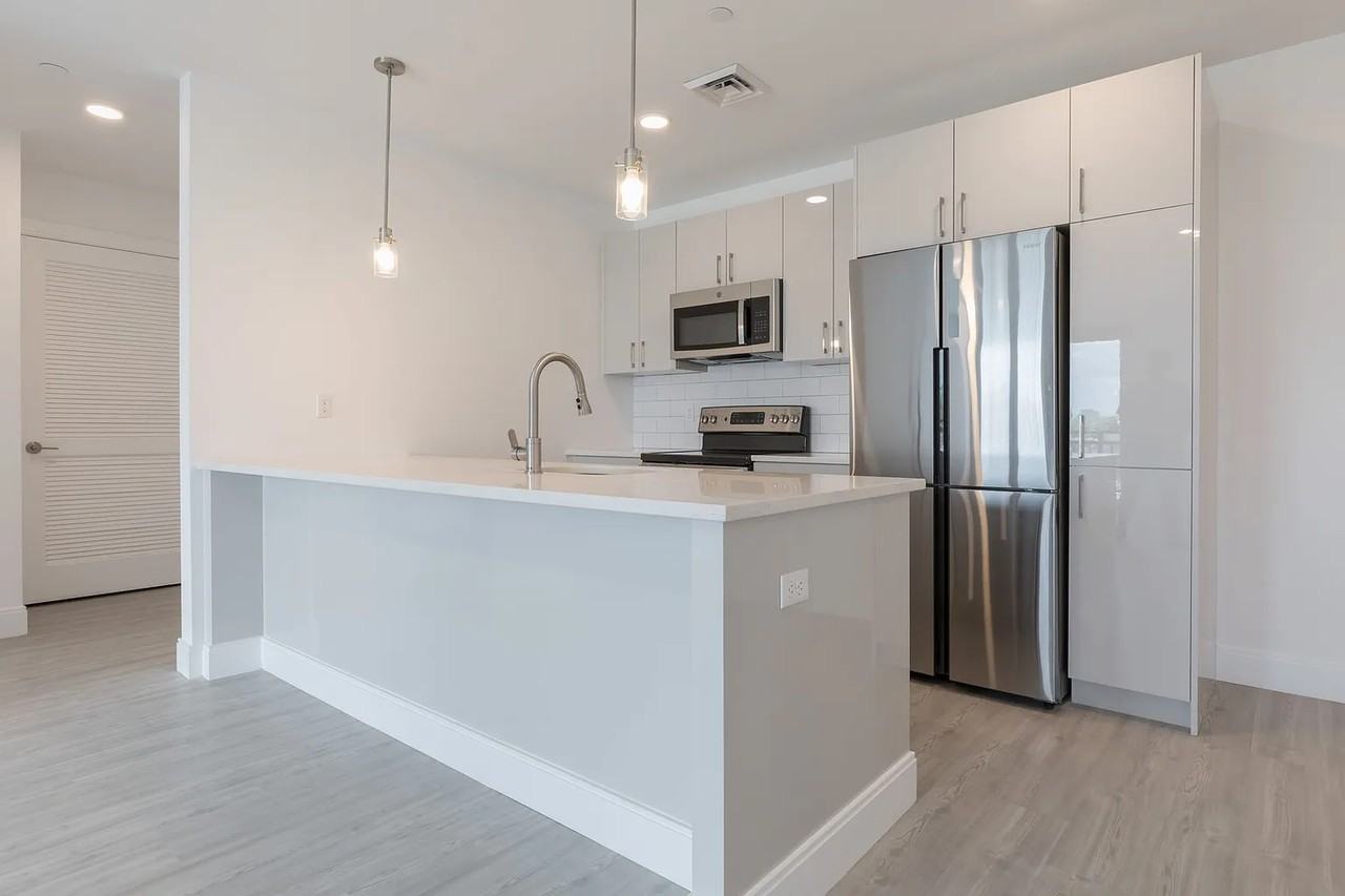 42 Beacon St - Photo 3 of 9