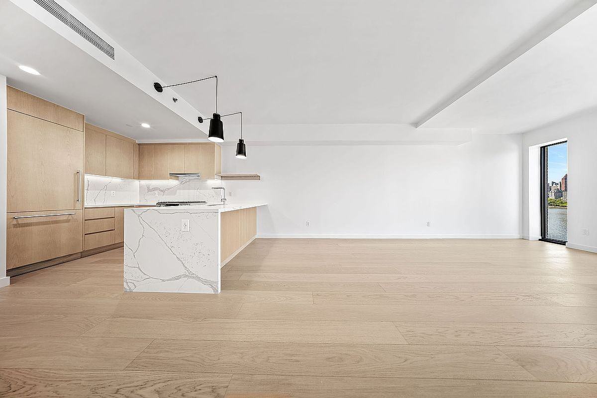 3005 Vernon Blvd #3C - Photo 2 of 9