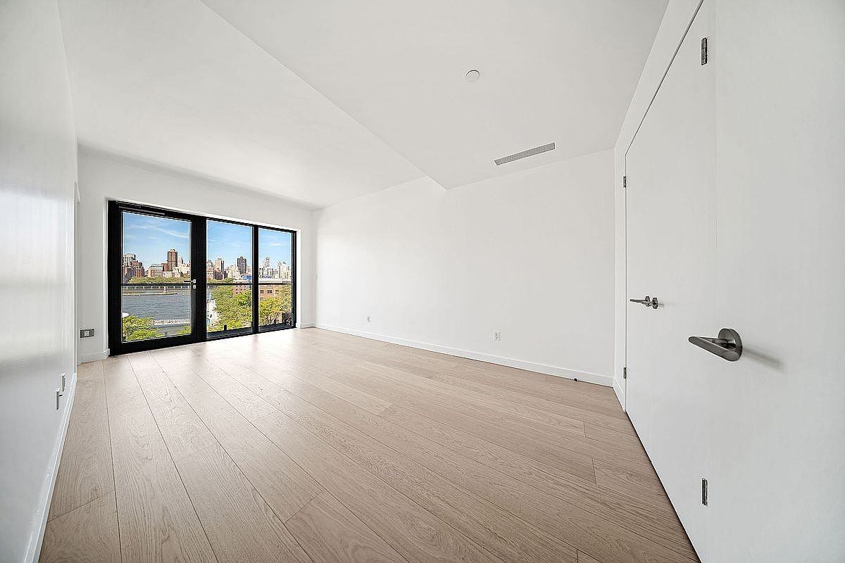 3005 Vernon Blvd #3C - Photo 4 of 9