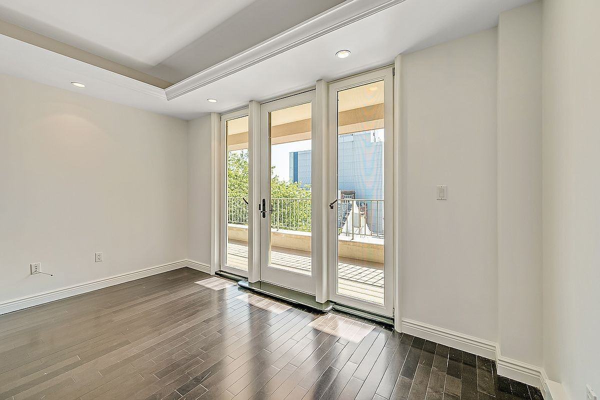 3011 21st St #4B - Photo 3 of 24