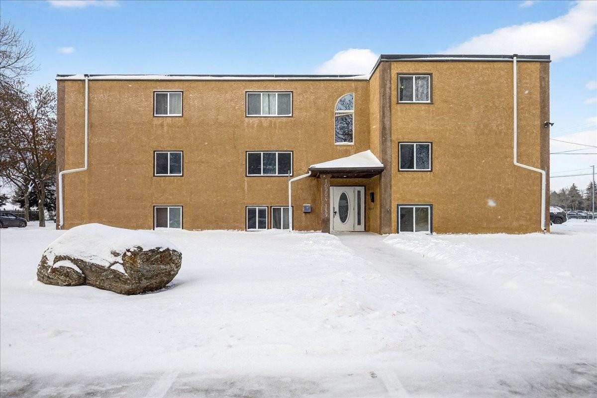 10904 159 St Nw - Photo 2 of 45