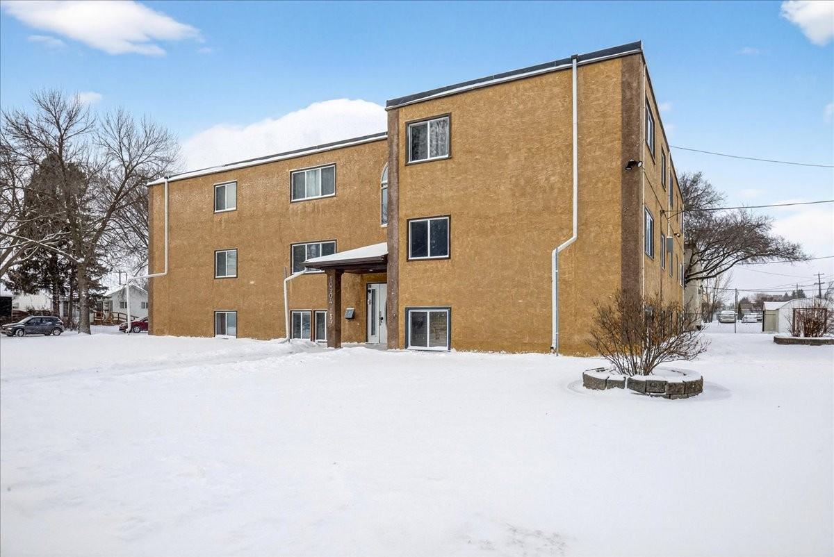 10904 159 St Nw - Photo 3 of 45