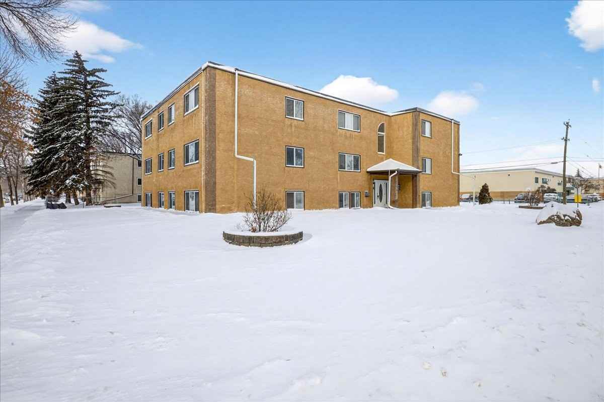 10904 159 St Nw - Photo 4 of 45