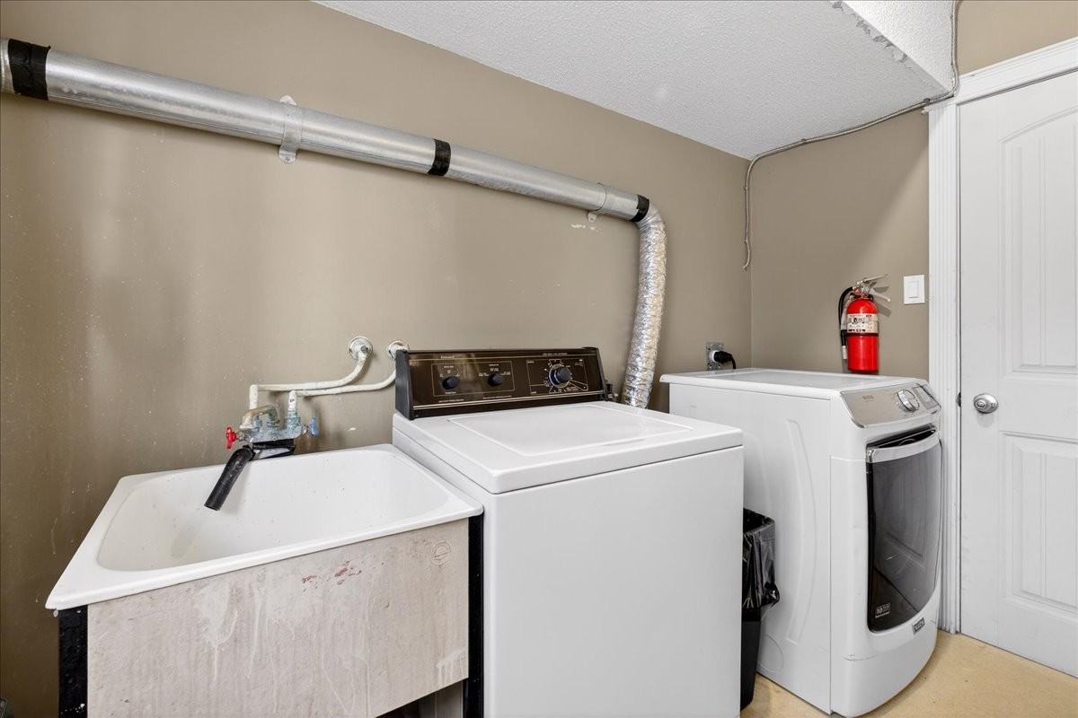 10904 159 St Nw - Photo 6 of 45