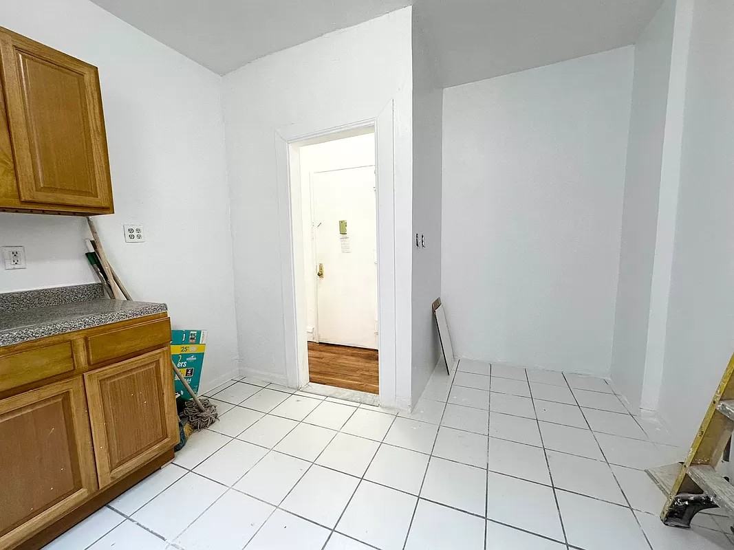 2523 Aqueduct Ave - Photo 2 of 10