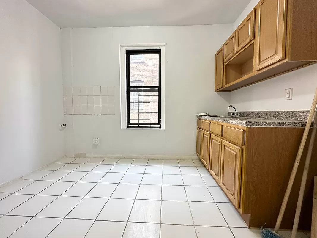 2523 Aqueduct Ave - Photo 4 of 10