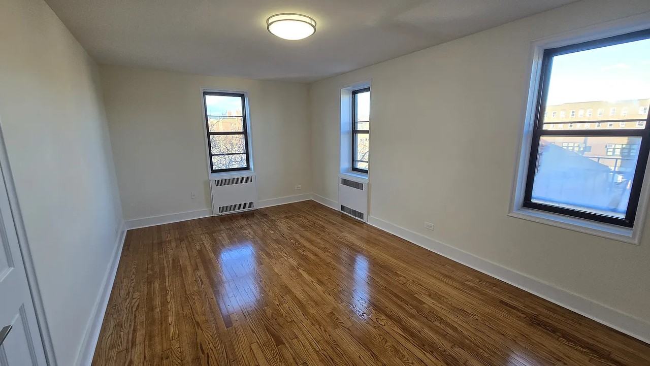 9211 35th Ave - Photo 3 of 8