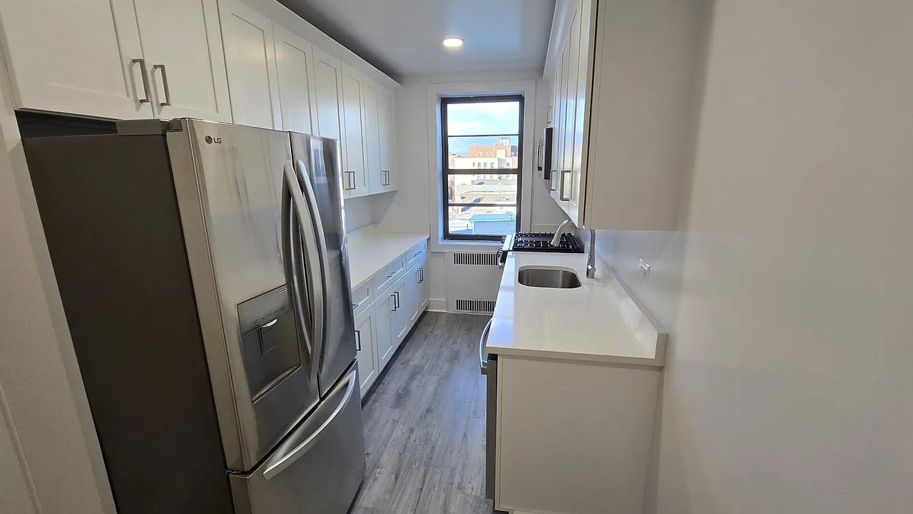 9211 35th Ave - Photo 5 of 8