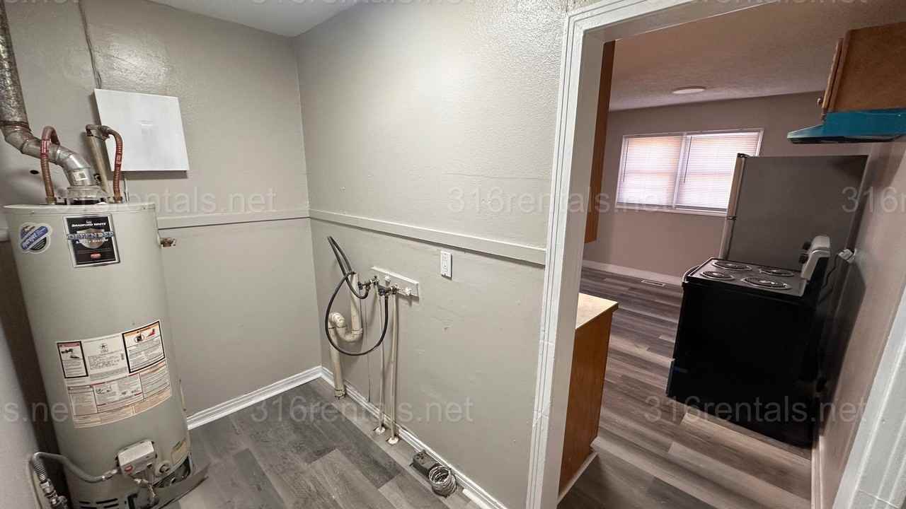 1247 W Merton St - Photo 4 of 11