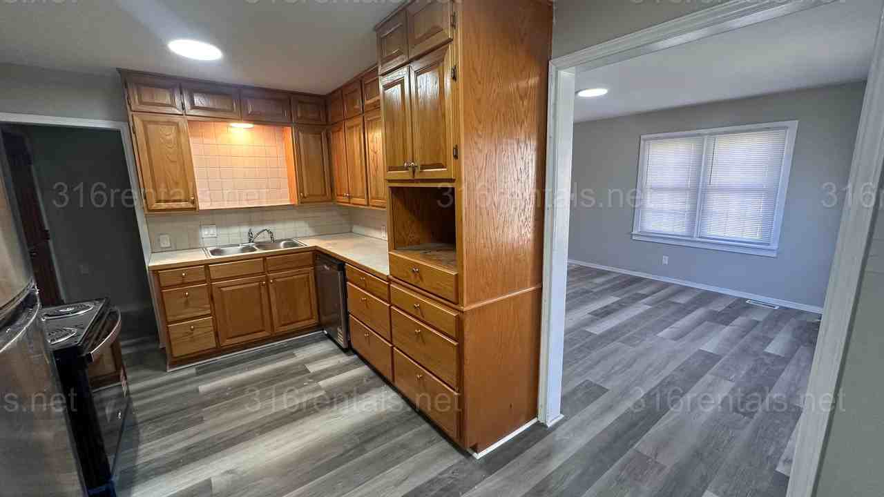 1247 W Merton St - Photo 6 of 11