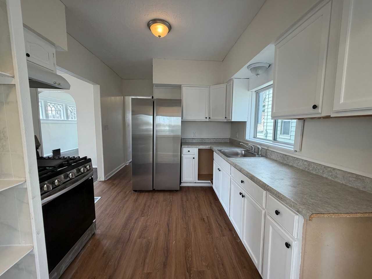 949 Raymond St - Photo 6 of 20