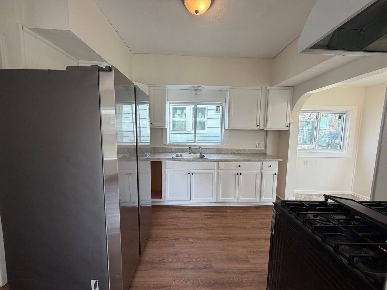 949 Raymond St - Photo 7 of 20