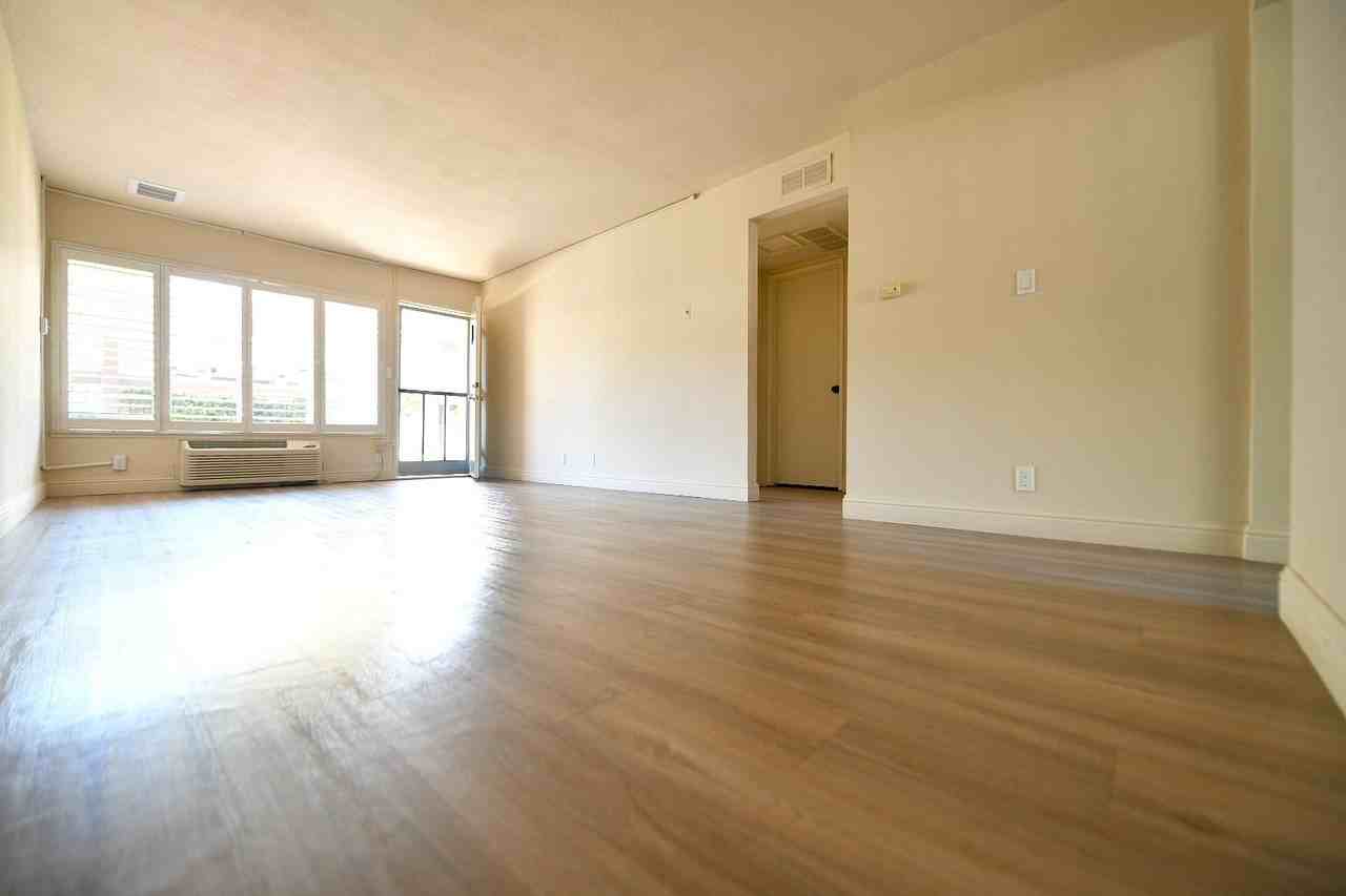 1p717 - Shutters Apartments - Photo 3 of 37