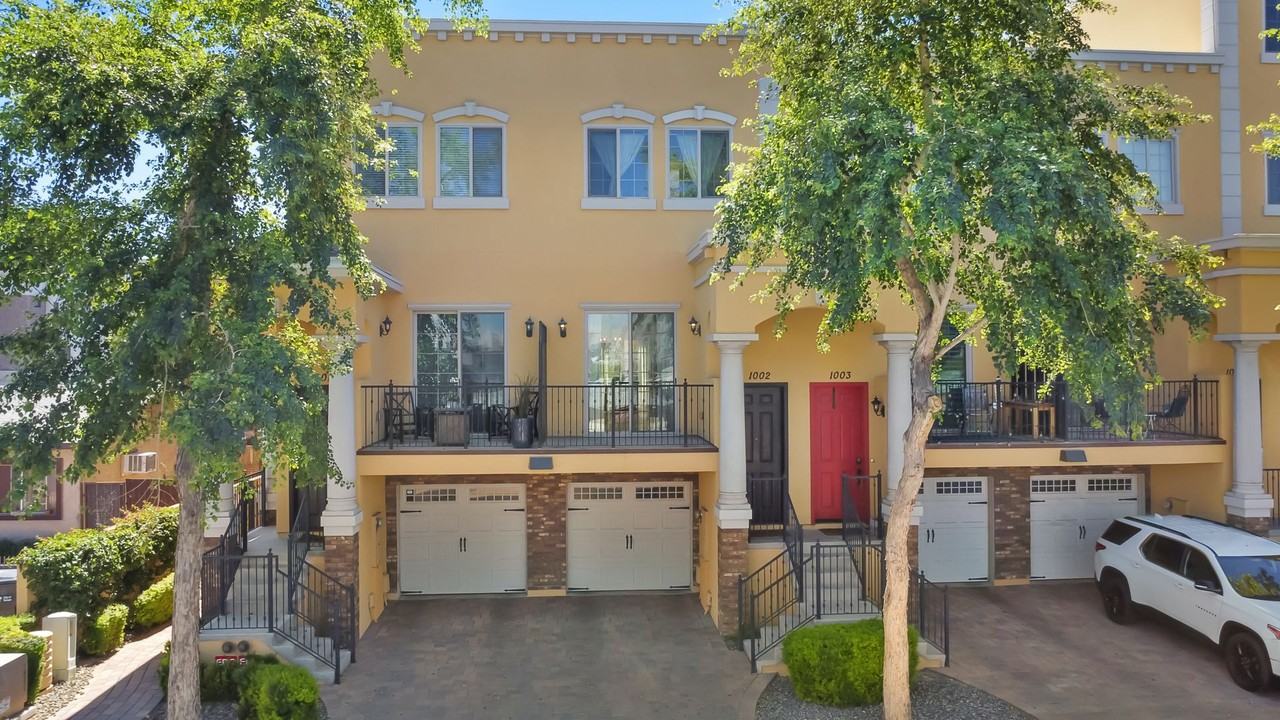 421 W 6th St #1002 - Photo 2 of 26