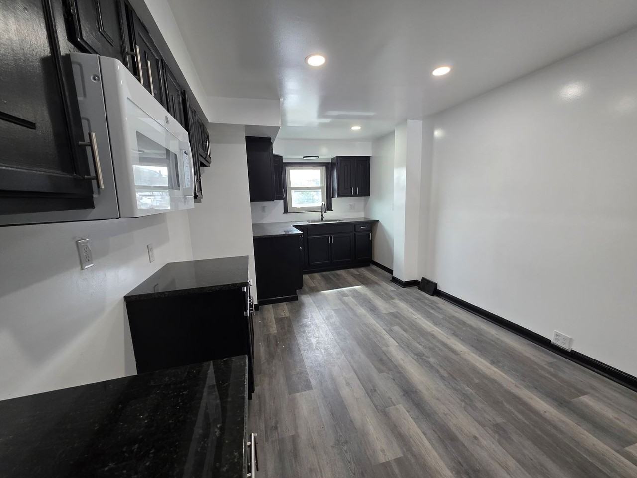 2708 Cobden St - Photo 3 of 12